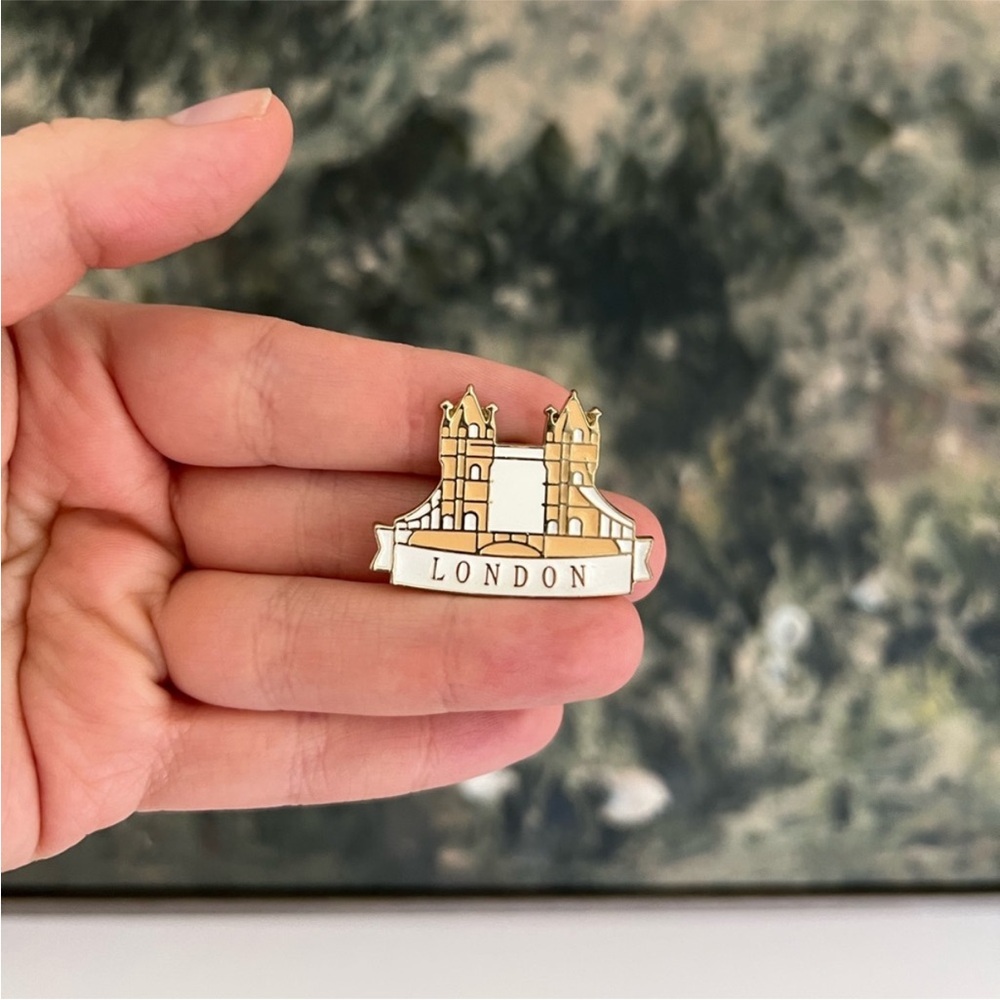Burberry London Bridge Souvenir Pin Gold & Cream